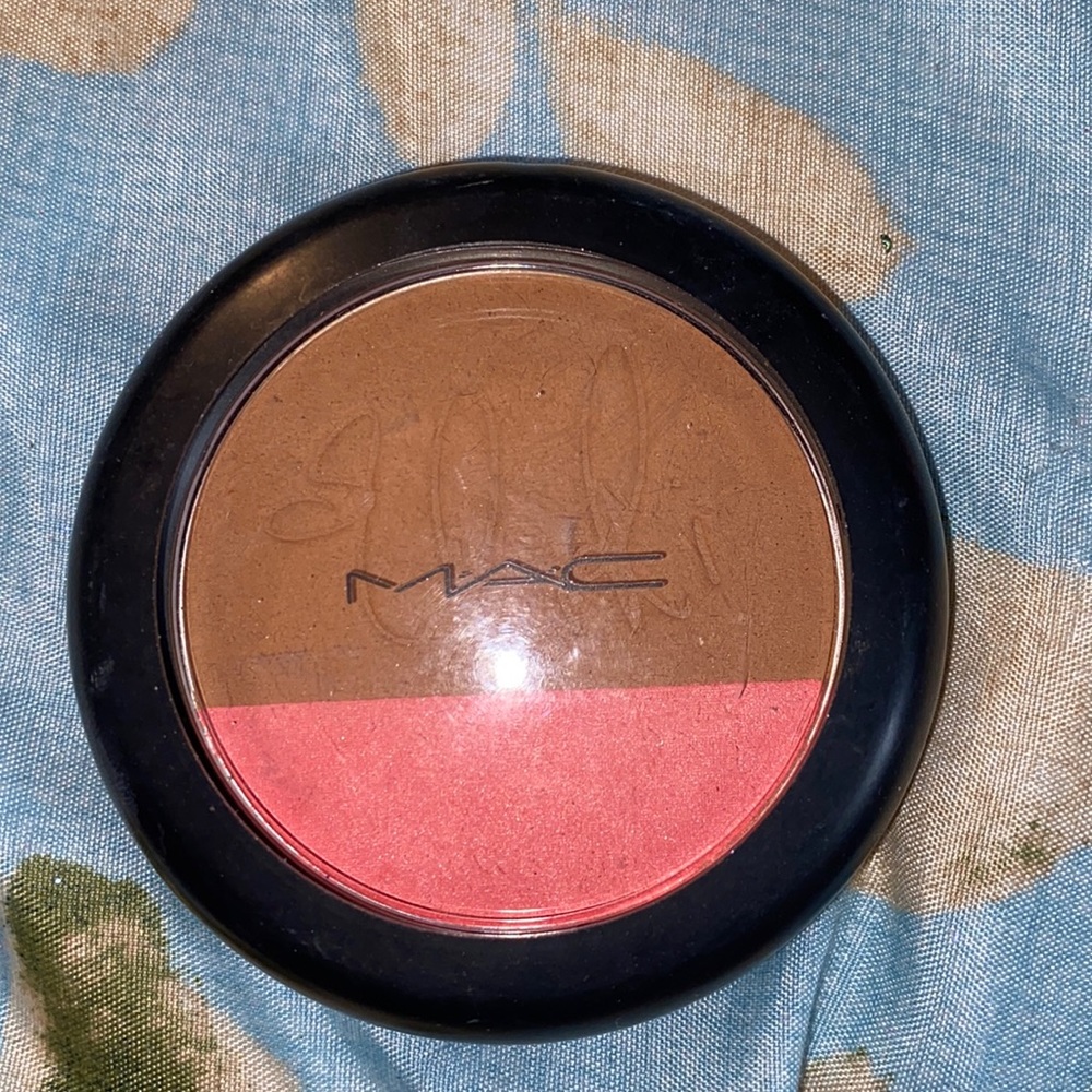 LIMITED EDITION MAC x RIHANNA bronzer and blush!